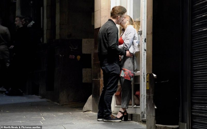 Los últimos románticos: amor, juventud y alcohol en las calles del Reino Unido en el día de San Valentín