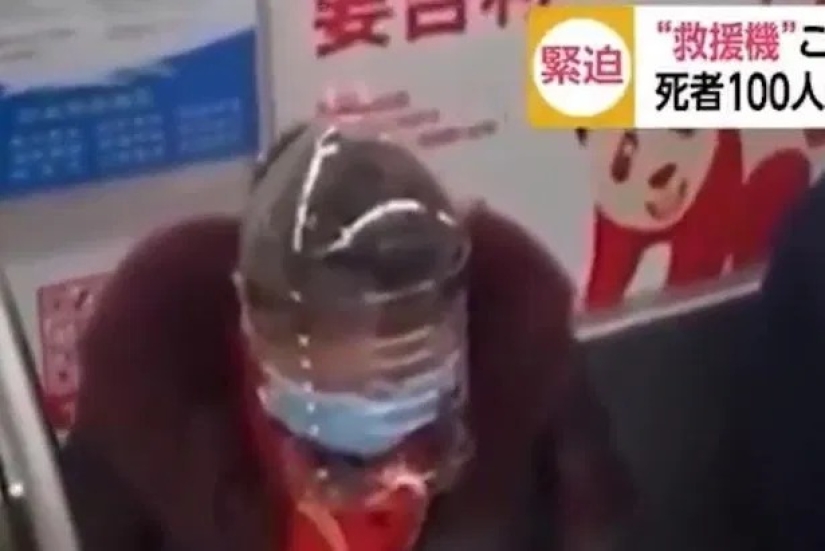 Los pasajeros asustados se ponen bolsas y botellas de plástico en la cabeza para protegerse del coronavirus