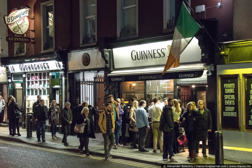 Los vicios de Dublín por la noche: un Halloween de borrachos en la iglesia y personas sin hogar atadas
