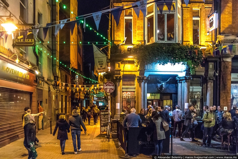 Los vicios de Dublín por la noche: un Halloween de borrachos en la iglesia y personas sin hogar atadas
