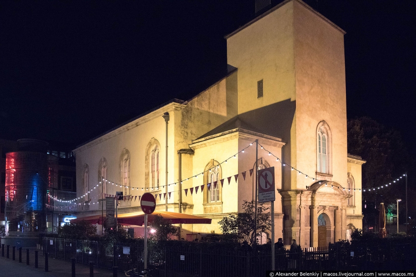 Los vicios de Dublín por la noche: un Halloween de borrachos en la iglesia y personas sin hogar atadas