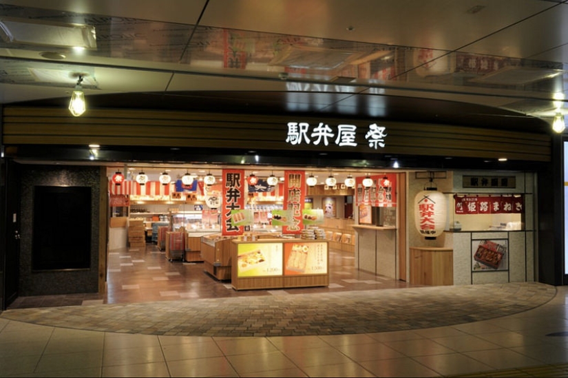 Lotus root, burdock appetizer and omelet with hieroglyphs: what they feed at the train station in Tokyo