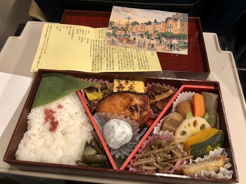 Lotus root, burdock appetizer and omelet with hieroglyphs: what they feed at the train station in Tokyo