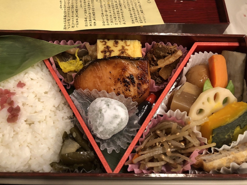 Lotus root, burdock appetizer and omelet with hieroglyphs: what they feed at the train station in Tokyo