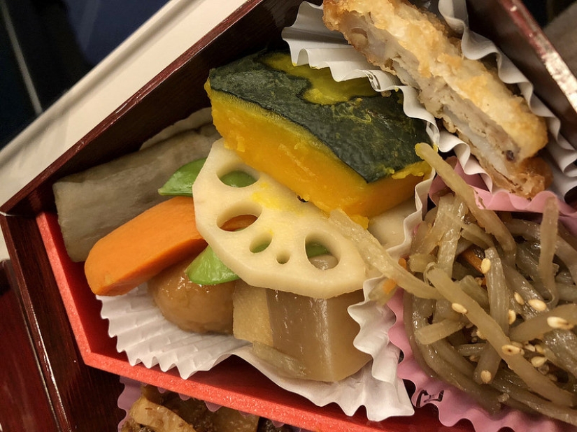 Lotus root, burdock appetizer and omelet with hieroglyphs: what they feed at the train station in Tokyo