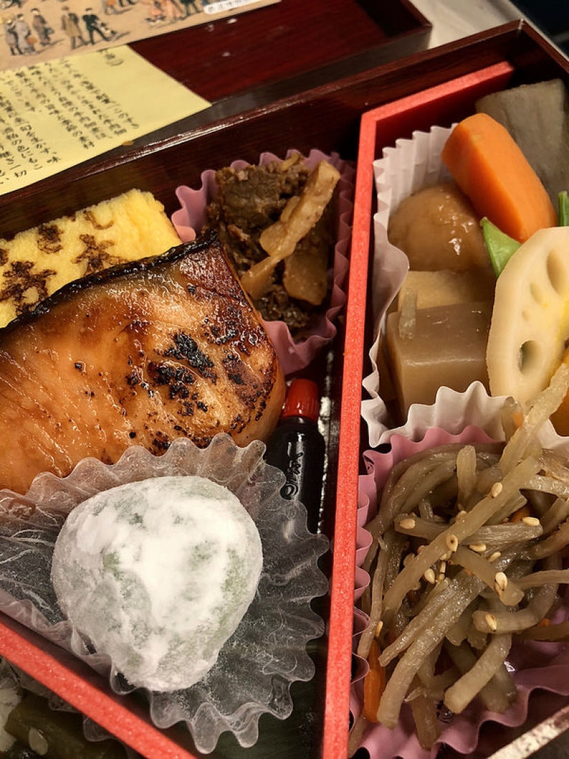 Lotus root, burdock appetizer and omelet with hieroglyphs: what they feed at the train station in Tokyo