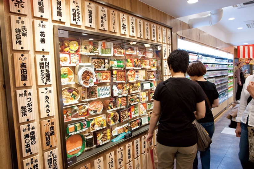 Lotus root, burdock appetizer and omelet with hieroglyphs: what they feed at the train station in Tokyo