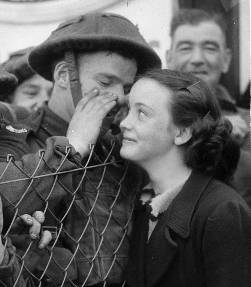 Love during the war: 30 photos about seeing off and meeting soldiers