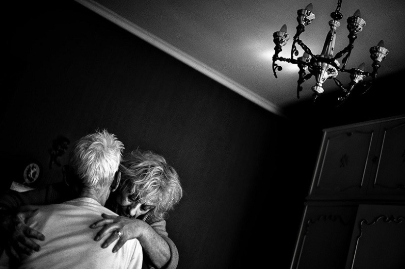 "Love is stronger than disease": a photo project about how an elderly couple struggled with Alzheimer's disease