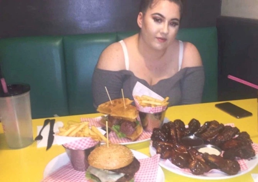 Lugar satisfactorio: la chica renunció a devorar comida rápida frente a la cámara y la subió a YouTube