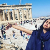 Luna de miel sola: la esposa publica una foto donde "abraza" a su esposo en casa