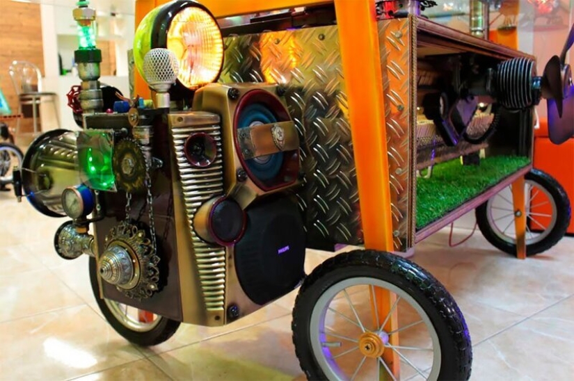 Magic house in Sergievo: dacha on wheels and steampunk museum