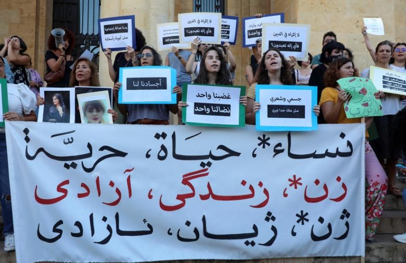 Manifestantes se concentran en todo el mundo por la muerte de Mahsa Amini