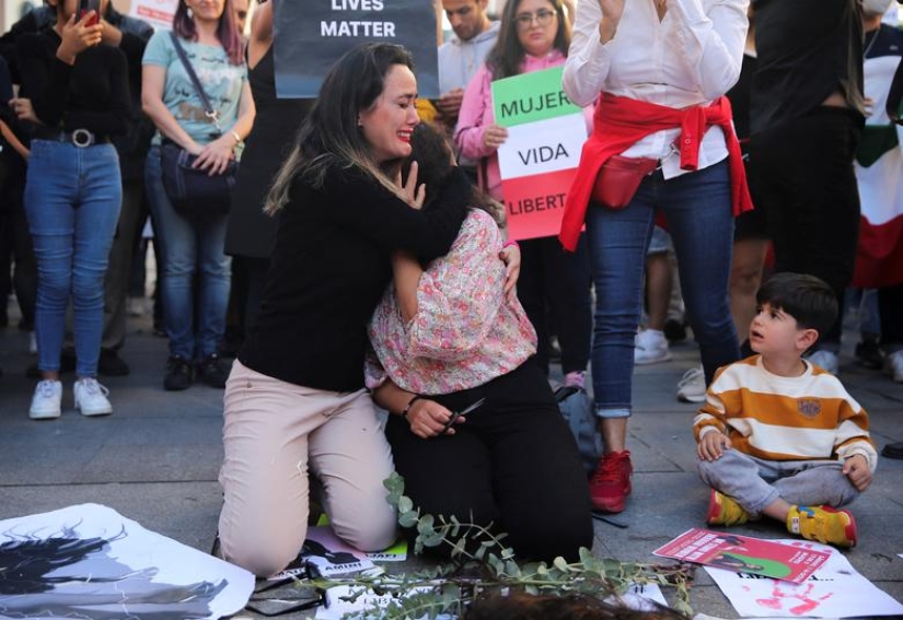 Manifestantes se concentran en todo el mundo por la muerte de Mahsa Amini