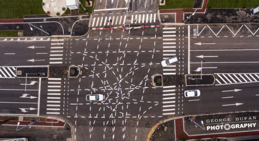 Marking leading to hell: Romanian drivers don't know where to go at the new intersection