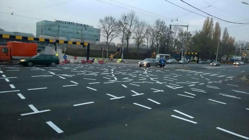 Marking leading to hell: Romanian drivers don't know where to go at the new intersection