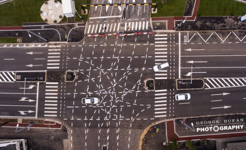 Marking leading to hell: Romanian drivers don't know where to go at the new intersection