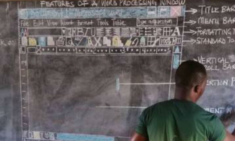 Microsoft Word, pizarra, tiza: la foto de un profesor de informática en una escuela de una aldea en Ghana voló por las redes sociales