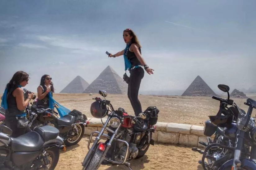 Middle Eastern women on bikes in the project of French photojournalist Gilles Bader
