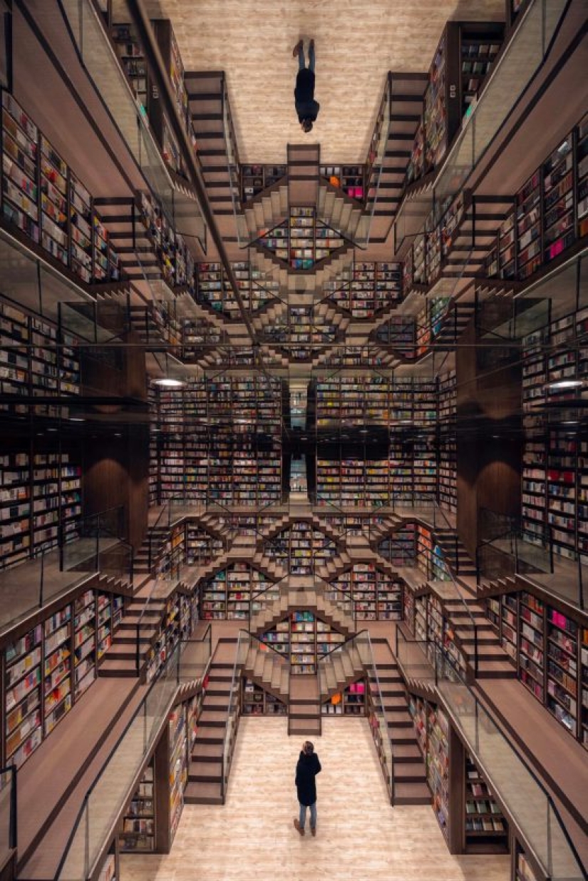 Mirrored ceilings have turned a Chinese bookstore into fabulous labyrinths