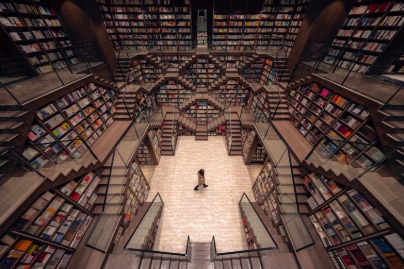 Mirrored ceilings have turned a Chinese bookstore into fabulous labyrinths