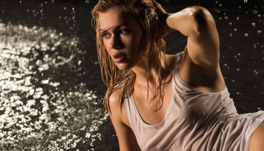 Modest girls don't play hockey: erotic calendar from Russian hockey players