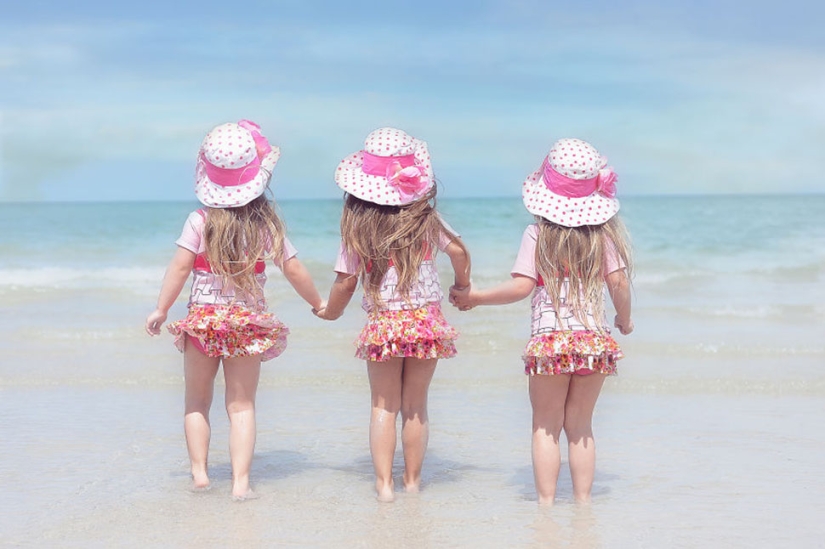 Mom takes pictures of her triplet daughters growing up, and it's adorable