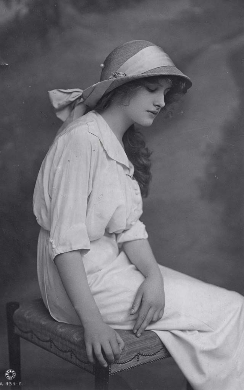 Moments of the past: how did a young lady of 100 years ago