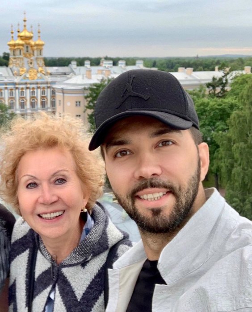 Mom's son forever: photos of 15 Russian artists with moms