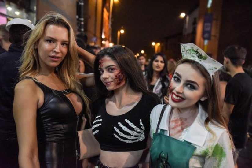 Montañas de basura, asistentes a fiestas borrachos y un mar de alcohol: las repugnantes consecuencias de Halloween en Gran Bretaña