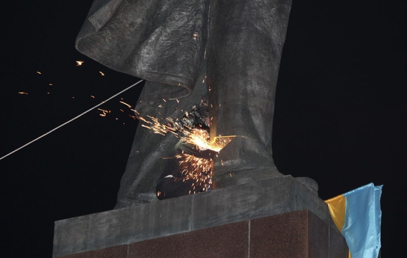 Monuments to Vladimir Lenin around the world