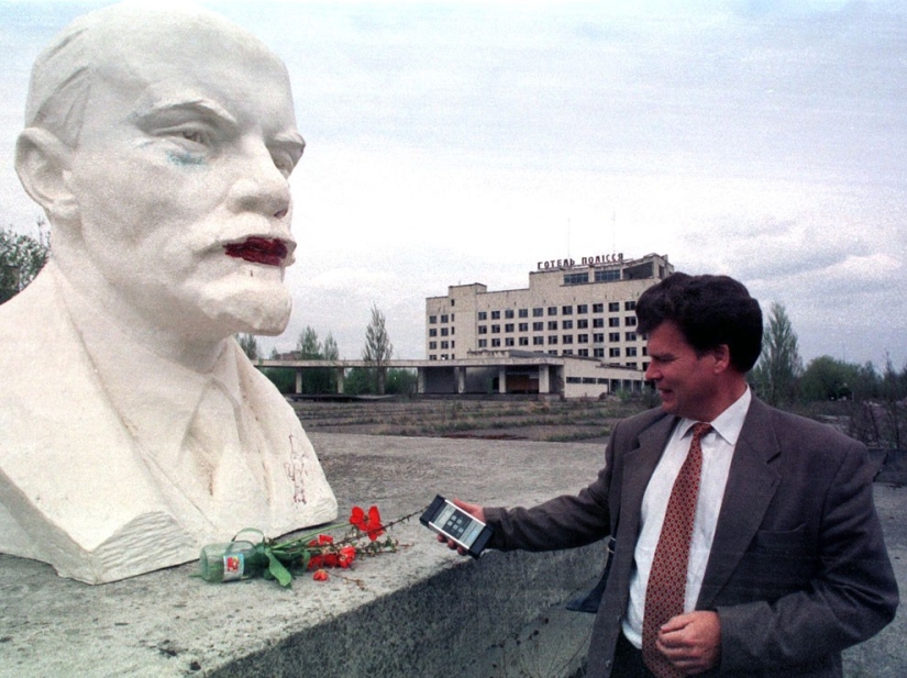 Monuments to Vladimir Lenin around the world