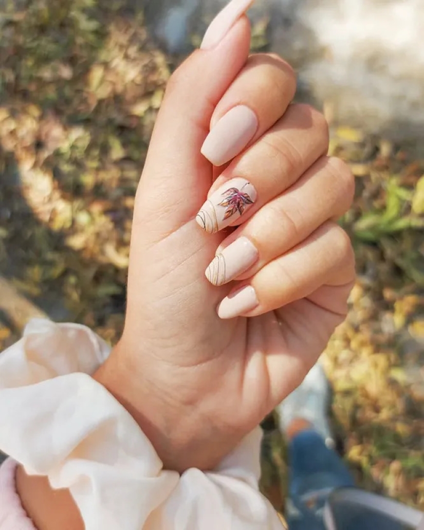 Mood "autumn": 10 beautiful examples of manicure with floral prints - with leaves, berries and flowers