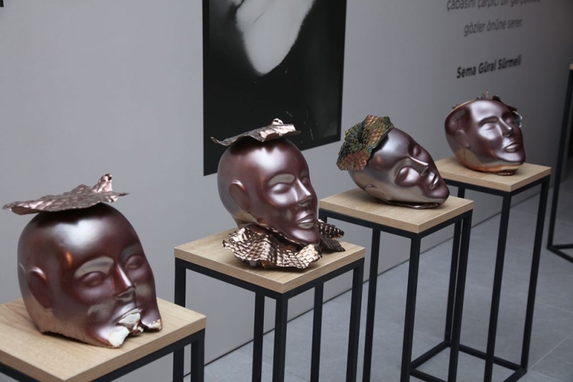Máscaras de porcelana que simbolizan la igualdad