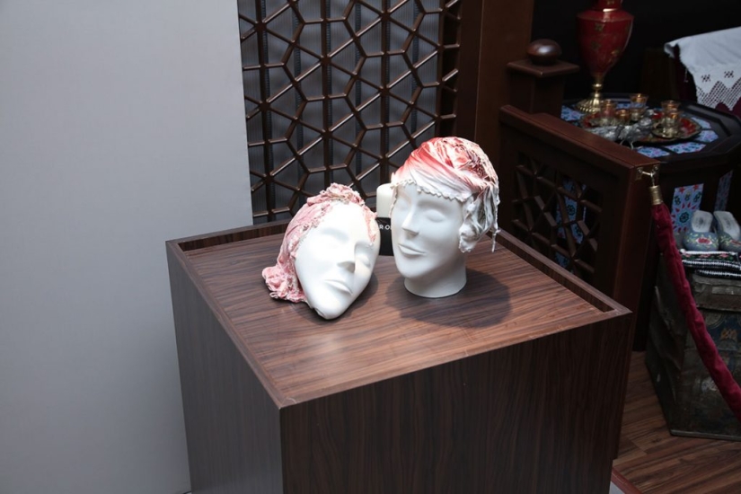Máscaras de porcelana que simbolizan la igualdad