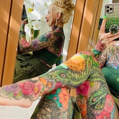 ¡Mujer de 55 años cubrió todo su cuerpo con coloridos tatuajes! Una fotografía