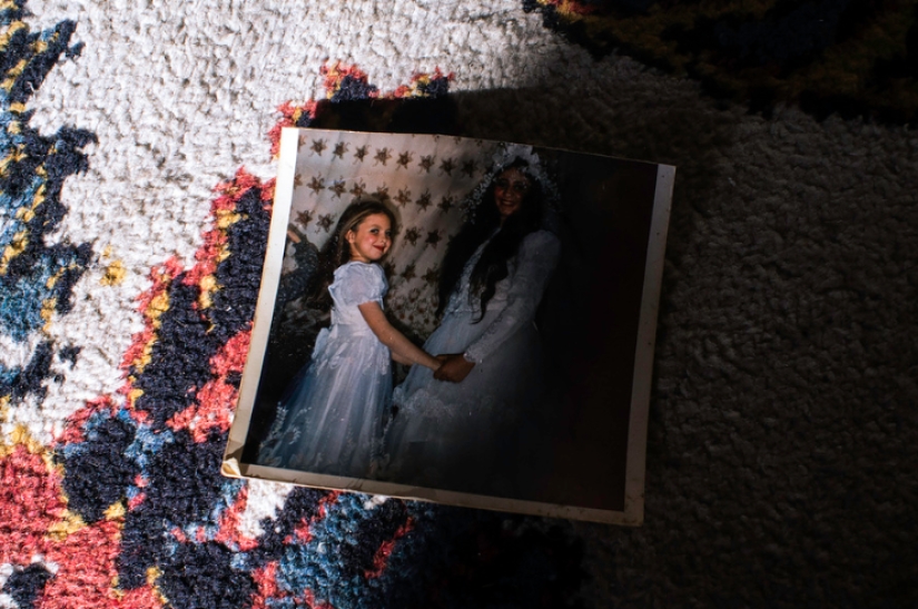 Mujeres asesinadas por sus propios maridos: el proyecto fotográfico de Ozge Sebzechi