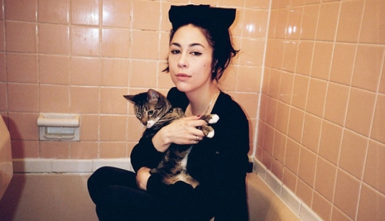 Mujeres fuertes e independientes de Nueva York y sus acompañantes con bigote