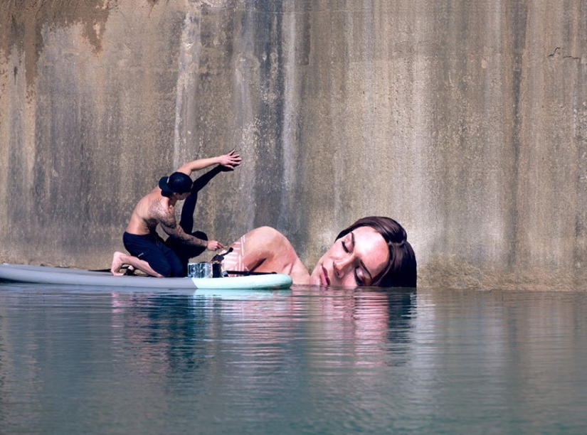 Mujeres que salen del agua: la creación de un artista que se balancea en una tabla de surf
