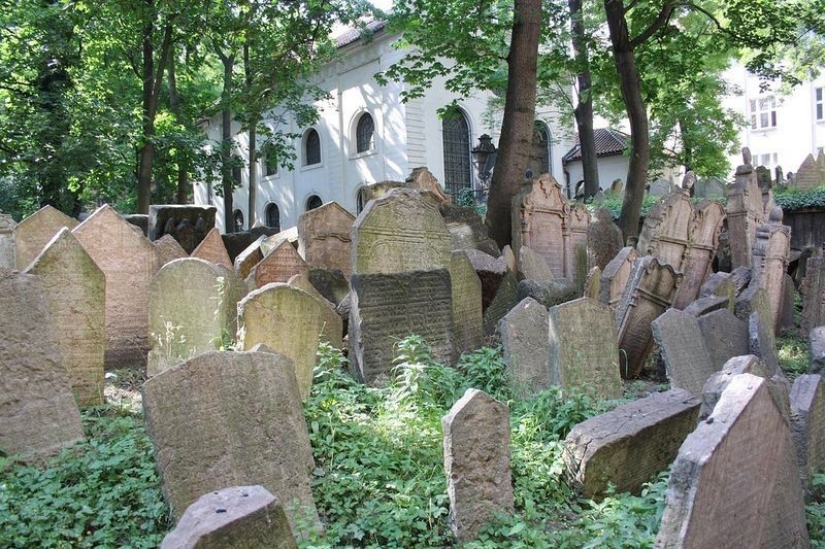 Multilayered Jewish Cemetery in Prague