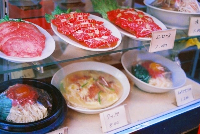 Muñecos realistas de platos en restaurantes japoneses