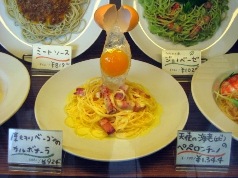 Muñecos realistas de platos en restaurantes japoneses