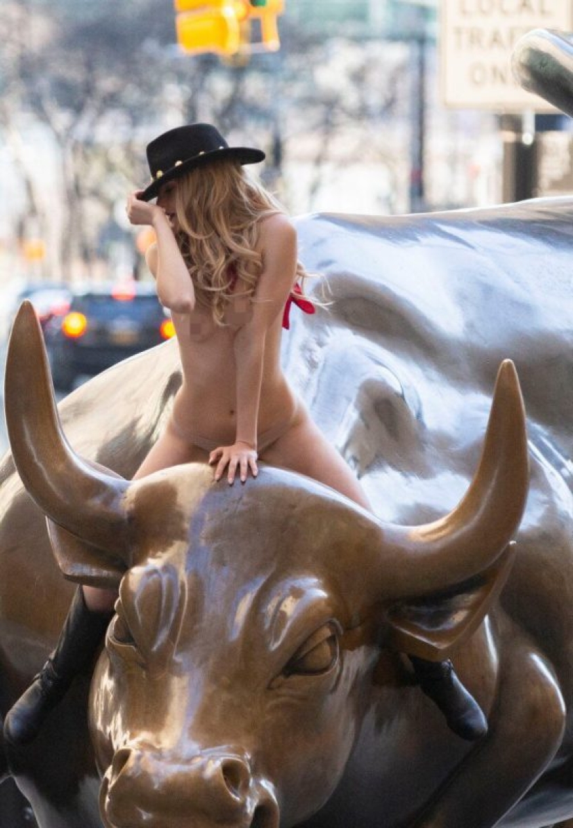 Naked girl arranged a photo shoot with a bull right on Wall Street