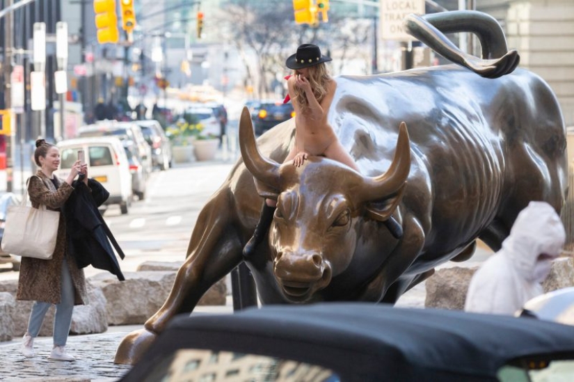 Naked girl arranged a photo shoot with a bull right on Wall Street