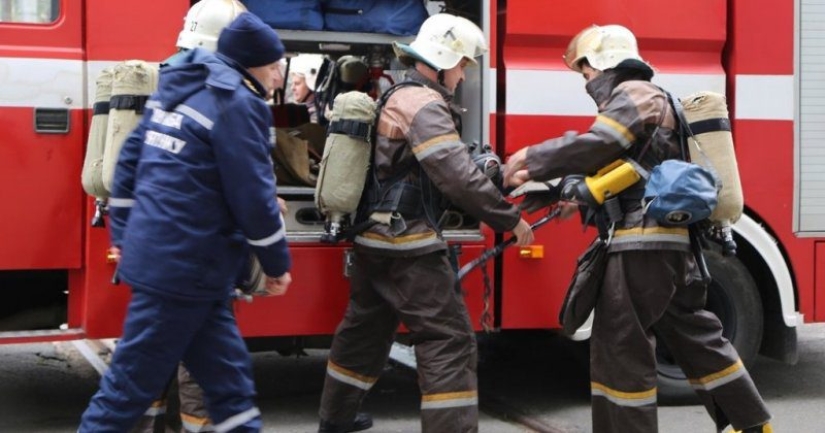 Nervios al infierno: un residente de Kiev disparó con un revólver a los bomberos que acudieron a rescatarlo