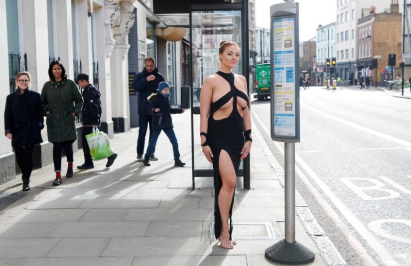 Nervios descubiertos: una mujer caminó por las calles de Londres con un vestido como Kim Kardashian