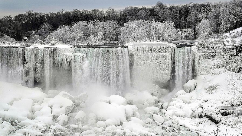Niagara Falls turned into a glacier. You just have to see these photos!
