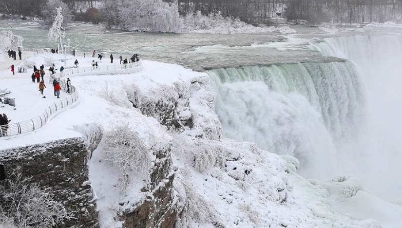 Niagara Falls turned into a glacier. You just have to see these photos!