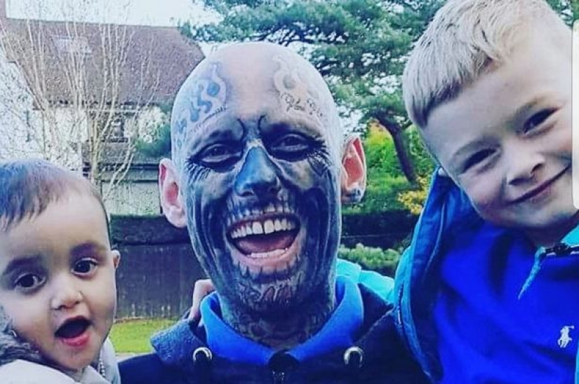 "Niños, no se asusten, este es su papá": un irlandés gastó 36 mil dólares en tatuajes y se convirtió en una especie de esqueleto