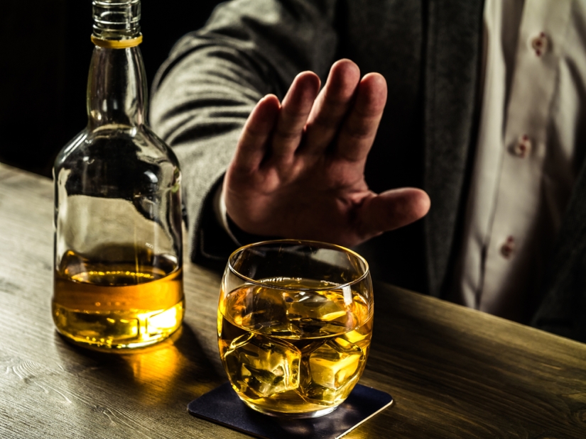 "No beba, dañe su salud": dejar el alcohol conduce a la locura